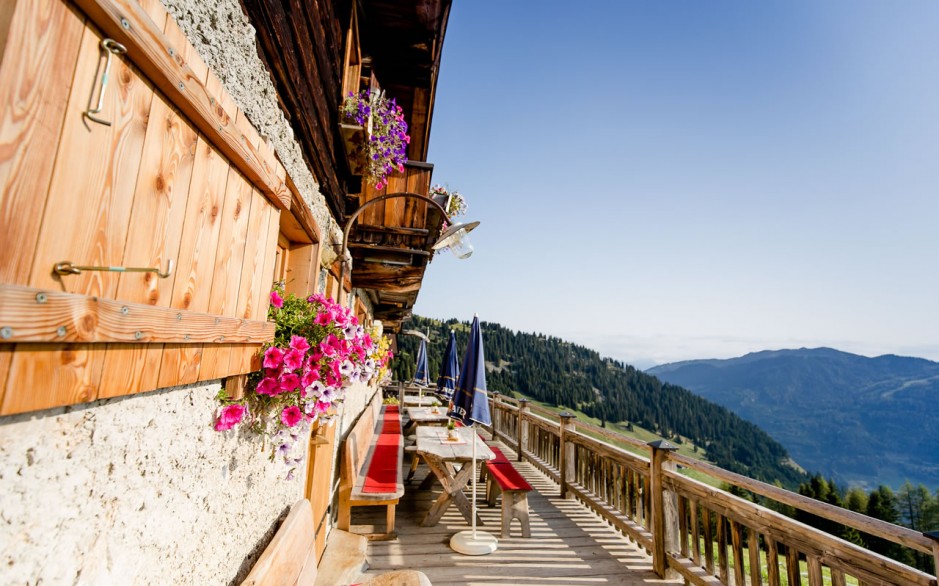 Die Aussicht genießen auf einer Almhütte in Wagrain © TVB Wagrain-Kleinarl