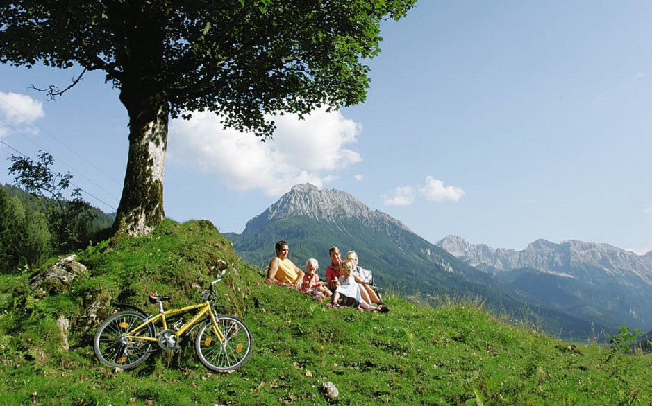 Kurze Pause während der Wanderung im Familienurlaub in Wagrain © TVB Wagrain Kleinarl