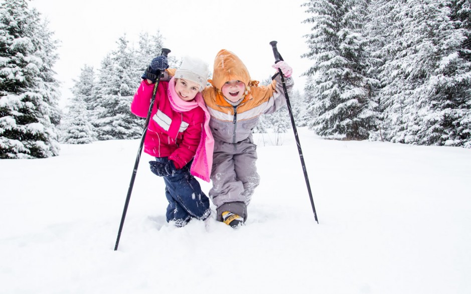 Kinder beim Spaziergang durch verschneite Landschaft