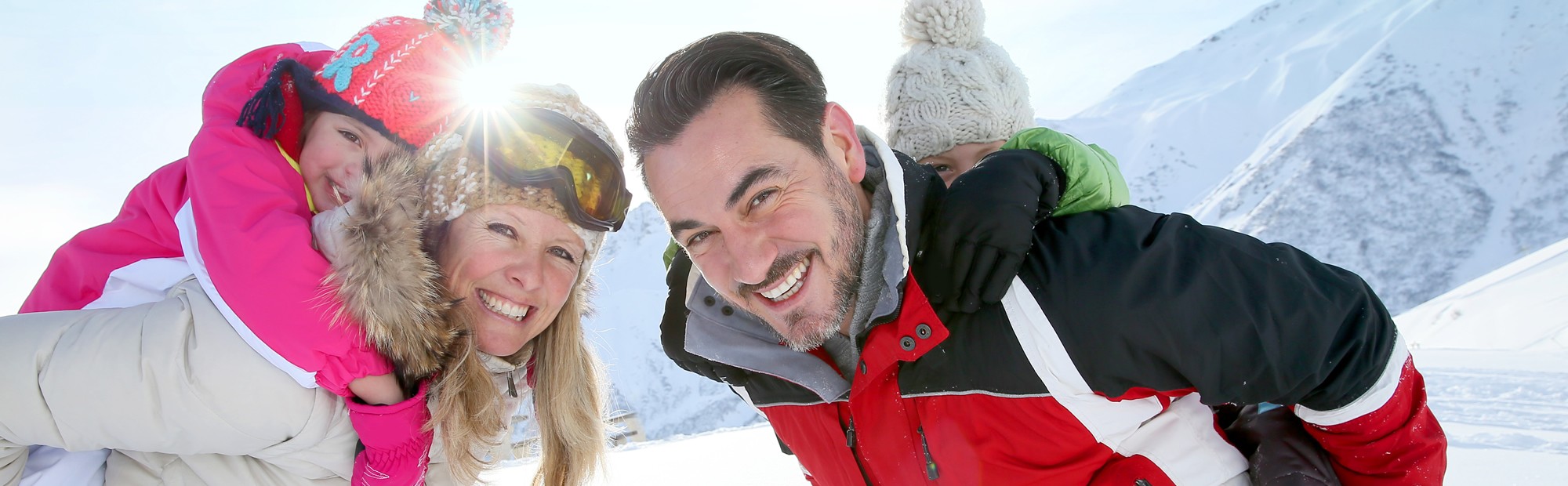 Familie im Schnee im Winterurlaub in Wagrain, Ski amadé